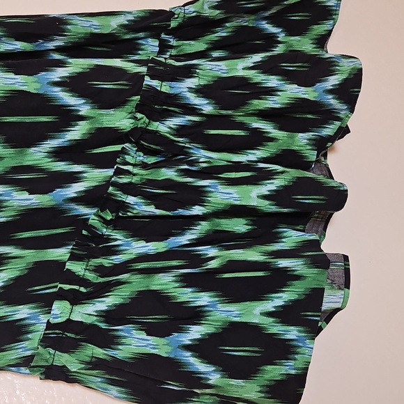 Chic Asymmetrical Dress in Green and Black - Picture 5 of 8